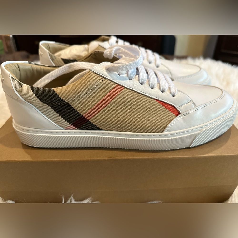 Burberry Salmond Check Low Top Sneaker. Women’s shoes. Size 10.5US/40.5EU. New!